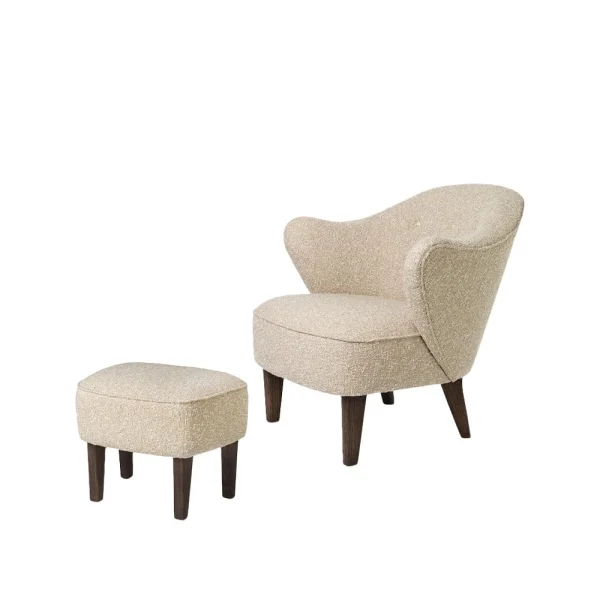 Audo Copenhagen Fauteuil et repose-pieds Ingeborg tissu sahcozero beige, repose-pieds inclus, pieds en chêne fumé