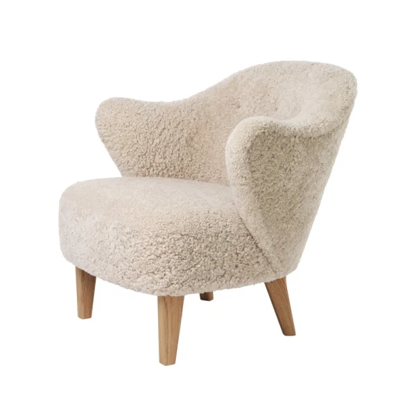 Audo Copenhagen Fauteuil Ingeborg peau de mouton moonlight, pieds en chêne nature