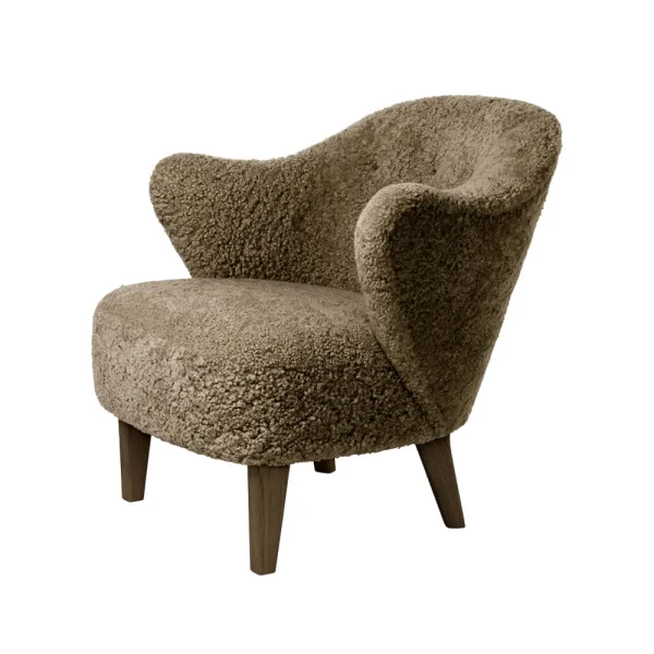 Audo Copenhagen Fauteuil Ingeborg peau de mouton sahara, pieds en chêne fumé