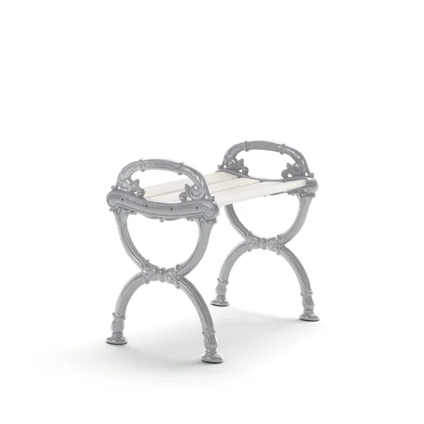 Byarums bruk Tabouret Byarum Pin laqué blanc, support en aluminium brut