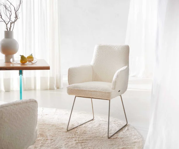 Chaise-de-salle-à-manger Heira-Flex avec accoudoirs bouclé blanc pied trapèze acier inoxydable brossé ressorts ensachés