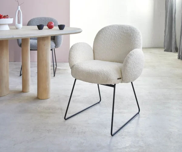 Chaise-de-salle-à-manger Nube-Flex avec accoudoirs bouclé blanc pied trapèze noir ressorts ensachés