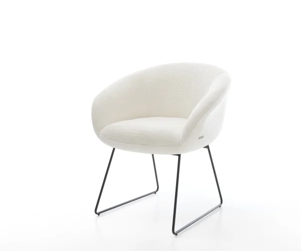 Chaise-de-salle-à-manger Vinka-Flex avec accoudoirs bouclé doux beige pied trapèze noir resorts ensachés