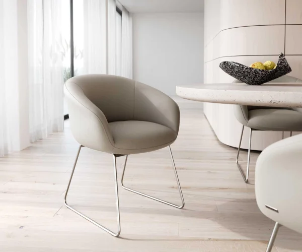 Chaise-de-salle-à-manger Vinka-Flex avec accoudoirs cuir de vache couleur boue pied trapèze acier inoxydable brossé ressorts ensachés