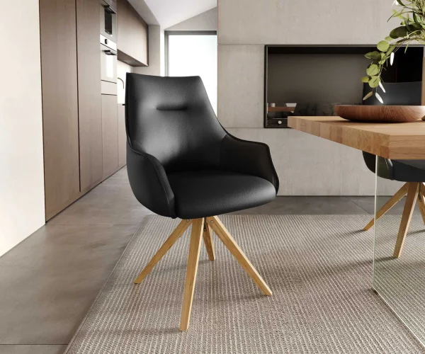 Chaise-pivotante Alja-Flex avec accoudoirs cuir de vache noir pied en bois angulaire naturel pivotement sur 180° ressorts ensachés