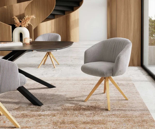 Chaise-pivotante Caja-Flex avec accoudoirs côtelé gris argenté pied en bois angulaire naturel pivotement sur 180° ressorts ensachés