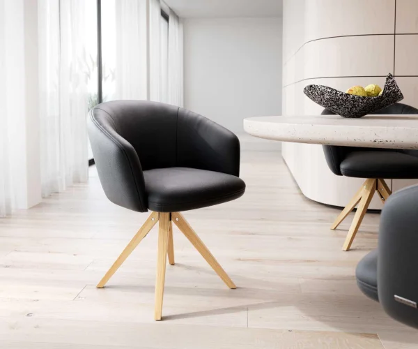 Chaise-pivotante Caja-Flex avec accoudoirs cuir de vache noir pied en bois angulaire naturel pivotement sur 180° ressorts ensachés