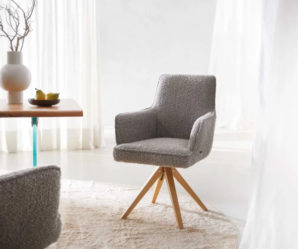 Chaise-pivotante Heira-Flex avec accoudoirs bouclé gris argenté pied en bois angulaire naturel pivotement sur 180° ressorts ensachés