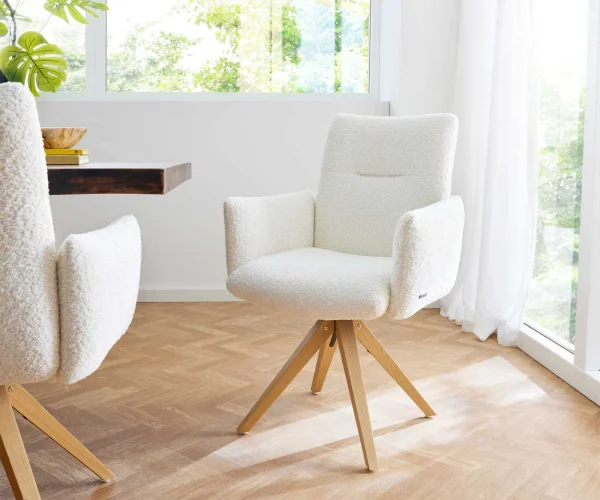 Chaise-pivotante Jova-Flex avec accoudoirs bouclé blanc pied en bois angulaire naturel pivotement sur 180° ressorts ensachés