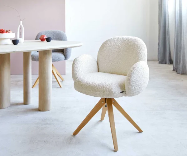 Chaise-pivotante Nube-Flex avec accoudoirs bouclé blanc pied en bois angulaire naturel ressorts ensachés pivote sur 180°