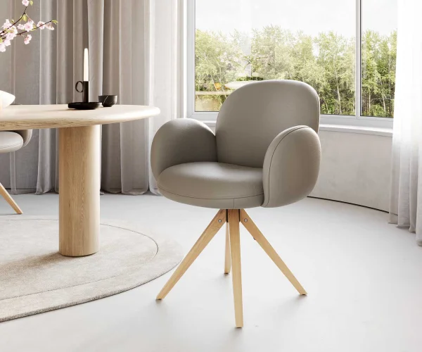 Chaise-pivotante Nube-Flex avec accoudoirs cuir de vache couleur boue pied en bois angulaire naturel pivotement sur 180° ressorts ensachés