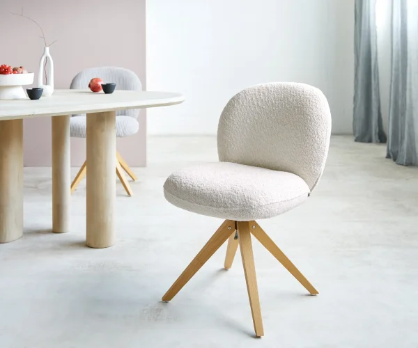 Chaise-pivotante Nube-Flex bouclé blanc pied en bois angulaire naturel ressorts ensachés pivote sur 180°