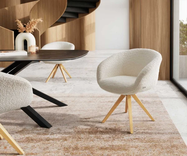 Chaise-pivotante Vinka-Flex avec accoudoirs bouclé blanc pied en bois angulaire naturel ressorts ensachés pivote sur 180°