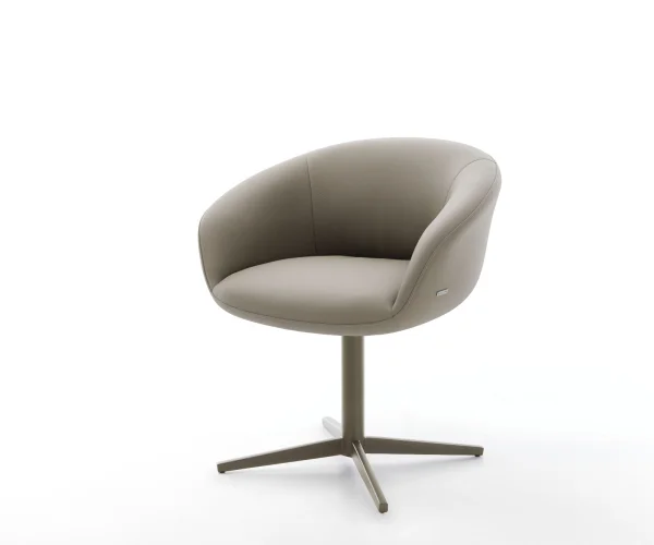 Chaise-pivotante Vinka-Flex avec accoudoirs cuir de vache couleur boue pied de chaise 4 branches aspect titane pivotement sur 360° ressorts ensachés