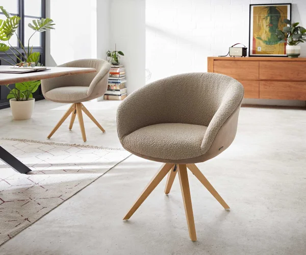 Chaise-pivotante Vinka-Flex avec accoudoirs tissu mixte couleur boue pied en bois angulaire naturel ressorts ensachés pivote sur 180°