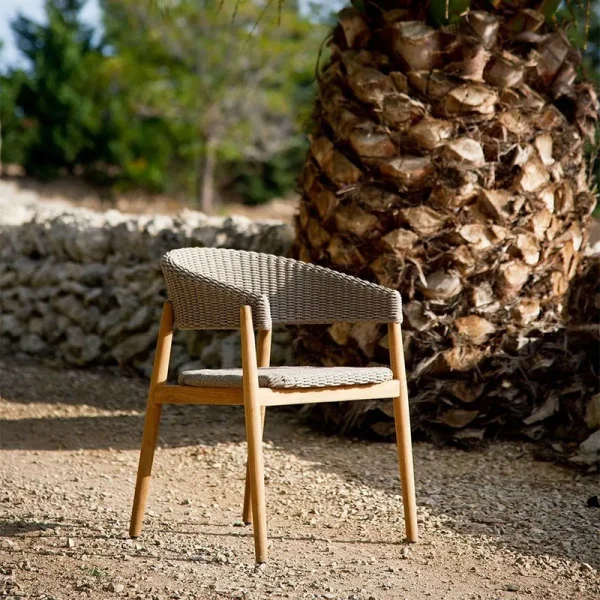 Fauteuil Pevero Unopiù avec dossier incurvé