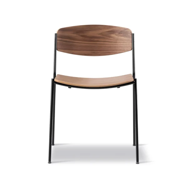 Fredericia Furniture Chaise Lynderup 3080 Noyer verni-pieds acier noir