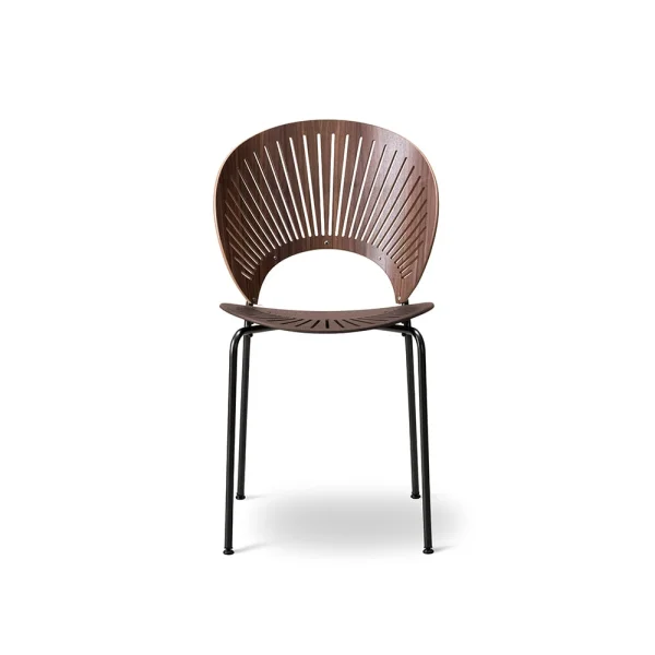 Fredericia Furniture Chaise Trinidad 3398 Noyer verni clair, pieds noirs