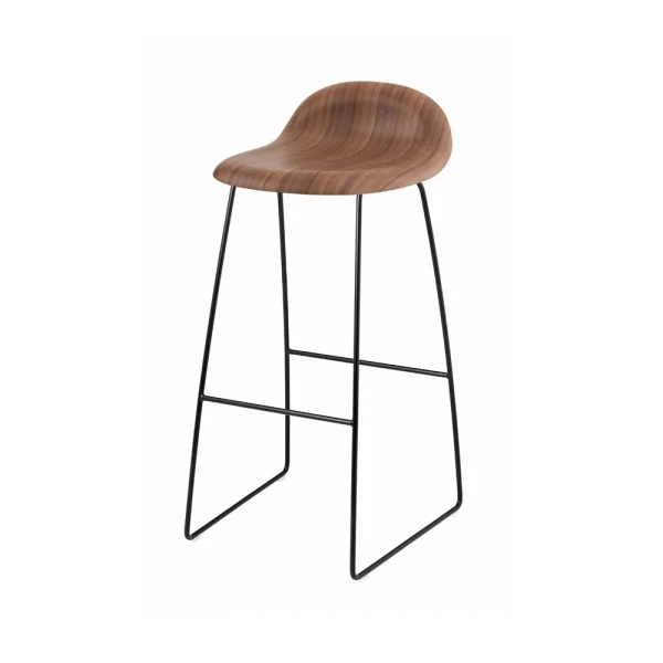 GUBI Tabouret de bar Gubi 3D haut american walnut, pieds luge en acier noir