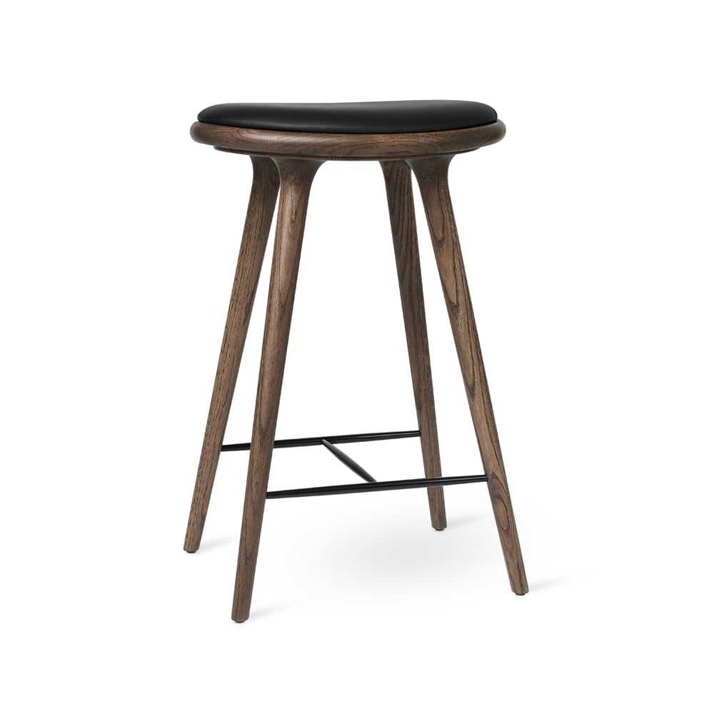 Mater High stool tabouret de bar haut Mater 74 cm cuir noir, support en chêne laqué foncé