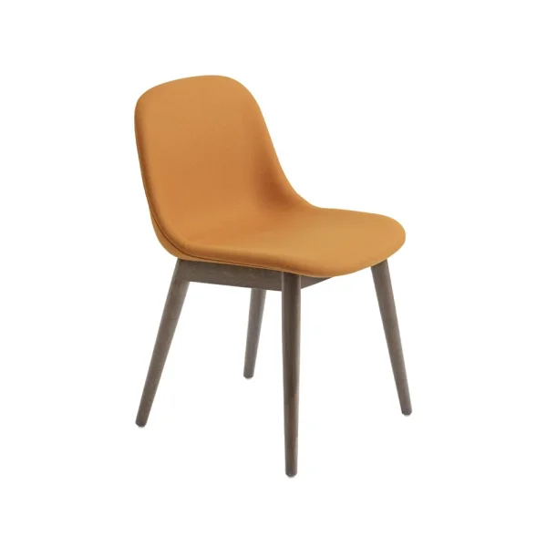 Muuto Chaise Fiber avec pieds en bois tissu hero 451 orange, pieds en chêne lasuré marron