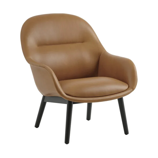 Muuto Fauteuil Fiber Lounge avec pieds en chêne Refine leather cognac-black