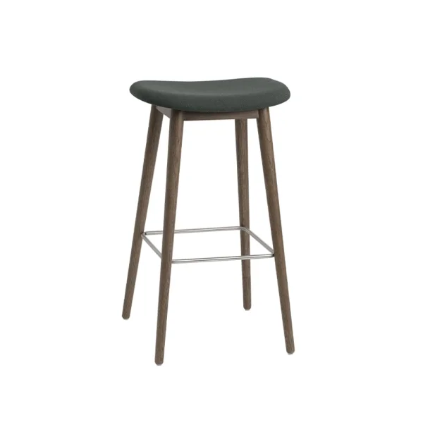 Muuto Tabouret Fiber Bar Stool 75 cm tissu twill weave 990 dark green, pieds en chêne lasuré marron