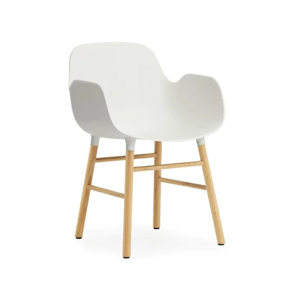 Normann Copenhagen Chaise avec accoudoirs Form white, pieds en chêne