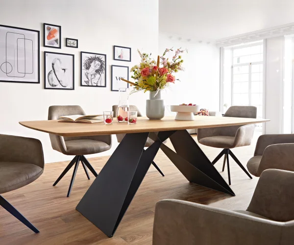Table à manger Edge Boot 200x100x2,5-3 chêne nature cadre en V acier plat noir bord suisse