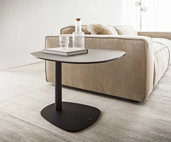 Table d'appoint Elenya 60x60 cm Céramique Aspetto Concreto Couleur béton Piétement métal noir